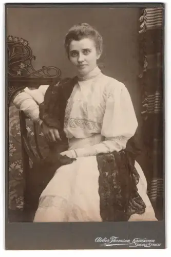 Fotografie Atelier Thomsen, Gravenstein, Schloss-Strasse, Dame in elegantem Kleid