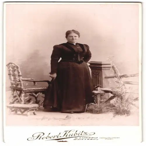 Fotografie Robert Kubitz, Bautzen, Porträt einer Frau mit Stuhl und Säule