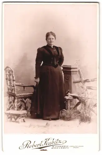 Fotografie Robert Kubitz, Bautzen, Porträt einer Frau mit Stuhl und Säule