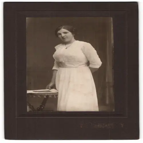 Fotografie Th. Eppler, Dresden, Hauptstrasse 24, Frau in elegantem Kleid