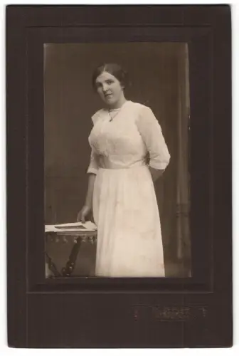 Fotografie Th. Eppler, Dresden, Hauptstrasse 24, Frau in elegantem Kleid