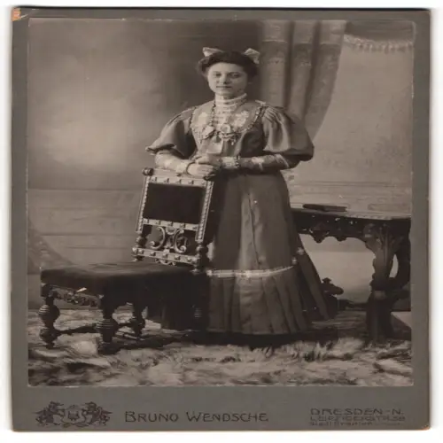 Fotografie Bruno Wendsche, Dresden-N., Leipzigerstrasse 58, Frau im edlen Kleid mit Stuhl