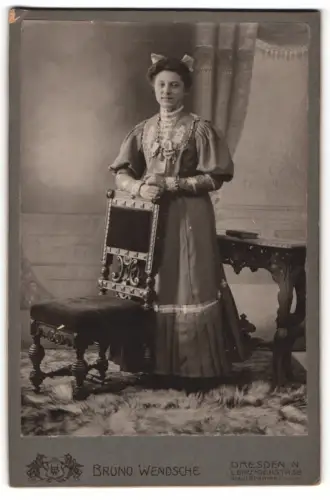 Fotografie Bruno Wendsche, Dresden-N., Leipzigerstrasse 58, Frau im edlen Kleid mit Stuhl