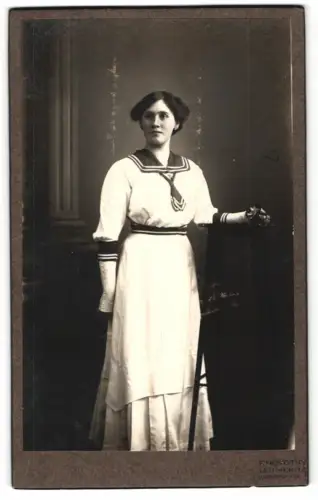Fotografie F. Novotny, Leitmeritz, Josefsgasse 3, Dame im Matrosen-Kleid