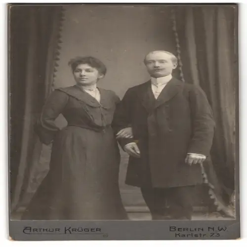 Fotografie Arthur Krüger, Berlin, Karlstr. 23, Elegantes Paar im Porträt