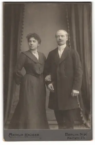 Fotografie Arthur Krüger, Berlin, Karlstr. 23, Elegantes Paar im Porträt