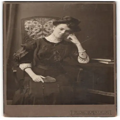 Fotografie W. König, Hannover, Bahnhofstr. 4, Portrait einer Dame