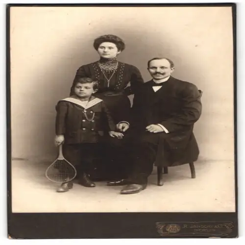 Fotografie A. Jandorf & Co, Berlin, Spittelmarkt 16/17, Familienporträt mit Kind