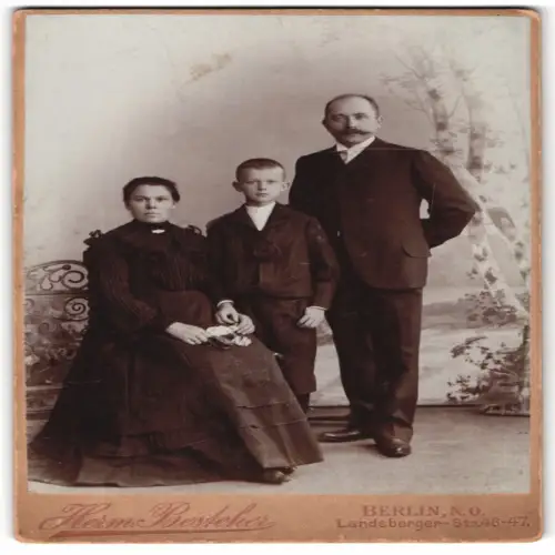 Fotografie Herrm. Besteher, Berlin, Landsberger-Str. 46-47, Familienporträt mit drei Personen