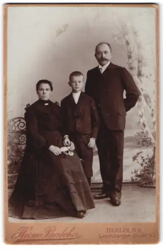 Fotografie Herrm. Besteher, Berlin, Landsberger-Str. 46-47, Familienporträt mit drei Personen
