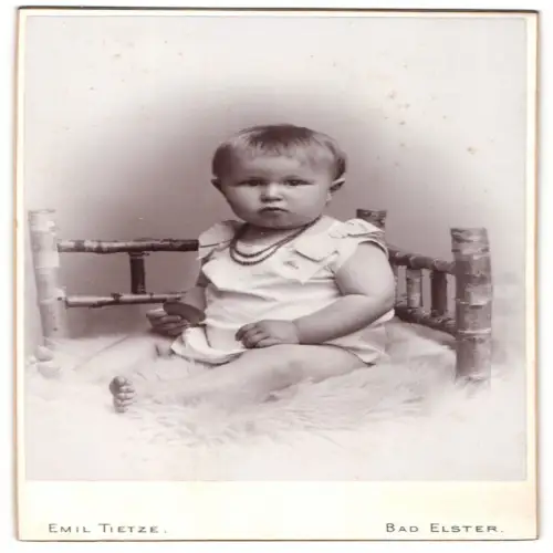 Fotografie Emil Tietze, Bad Elster, Sitzendes Kleinkind auf Fell