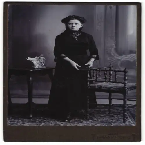 Fotografie C. Seeber Nachf., Oberwiesa, Elegantes Damenporträt mit Buch
