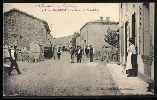 AK Le Bessat, La Grand`Rue animée avec habitants et maisons en pierre