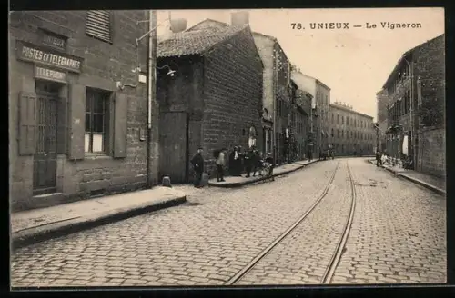 AK Unieux, Le Vigneron avec rails de tramway et bâtiment de postes et télégraphes