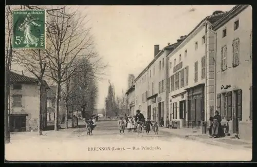 AK Briennon /Loire, Rue Principale avec passants et bâtiments alignés