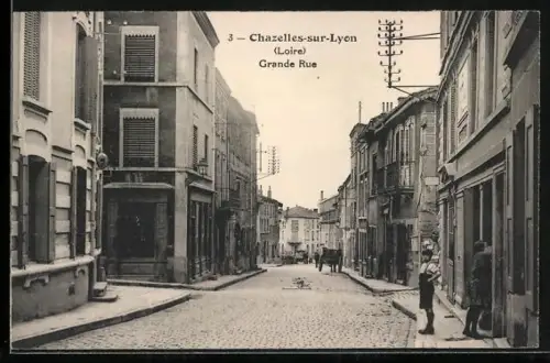 AK Chazelles-sur-Lyon /Loire, Grande Rue avec bâtiments et passants