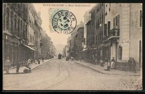 AK Rive-de-Gier, Rue Sadi-Carnot avec passants et rails de tramway