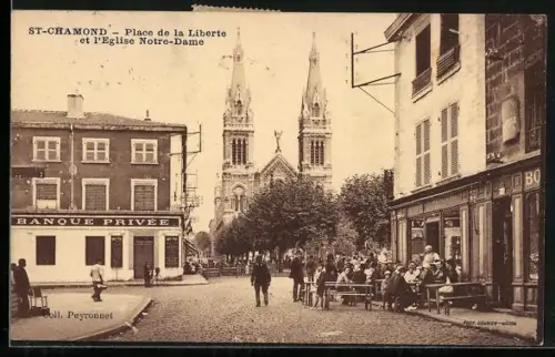 AK St-Chamond, Place de la Liberté et l`Église Notre-Dame avec scène de rue animée