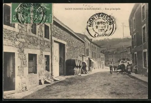 AK Saint-Bonnet-le-Courreau, Rue principale avec bâtiments en pierre et passants