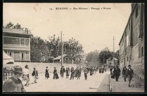 AK Roanne, Rue Mulsant, Passage à Niveau, scène animée de piétons traversant la rue
