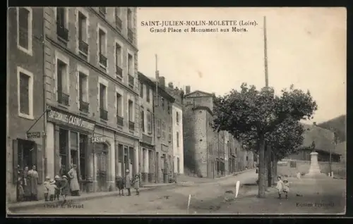 AK Saint-Julien-Molin-Molette /Loire, Grand Place et Monument aux Morts