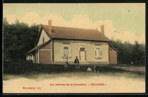 AK Bellevue, Maison isolée entourée de forêt et famille à l`avant