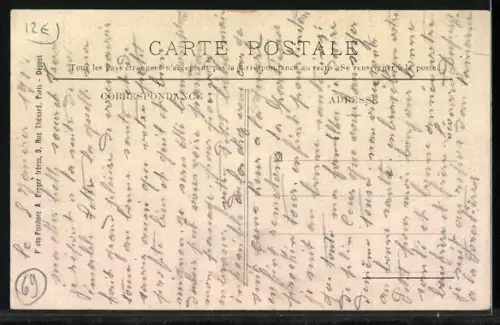 AK Bellevue, Maison isolée entourée de forêt et famille à l`avant