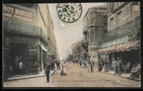 AK Roanne, Carrefour rue de la Sous-Préfecture avec passants et boutiques animées