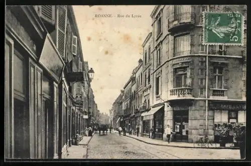 AK Roanne, Rue du Lycée animée avec passants et facades de magasins