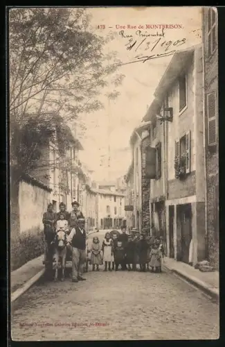 AK Montbrison, Une rue de Montbrison avec des habitants et un cheval