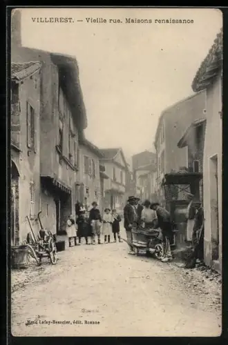 AK Villerest, Vieille rue avec maisons renaissance et villageois