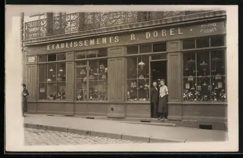 Foto-AK Saint-Étienne, Facade des Établissements R. Dorel avec vitrines de luminaires