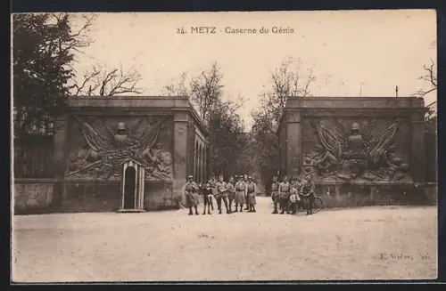 AK Metz, Caserne du Génie avec soldats devant l`entrée monumentale