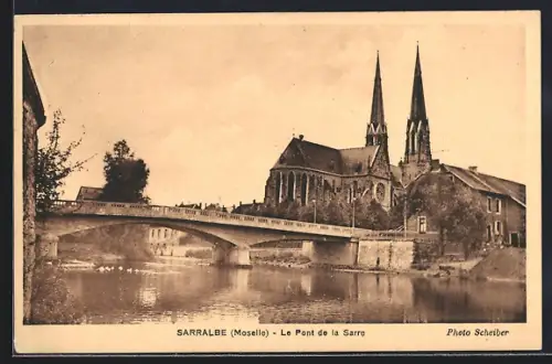 AK Sarralbe /Moselle, Le Pont de la Sarre et l`église en arrière-plan