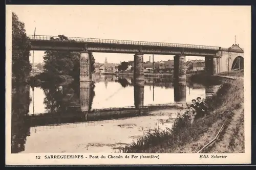 AK Sarreguemines, Pont du Chemin de Fer, frontière, et vue sur la rivière