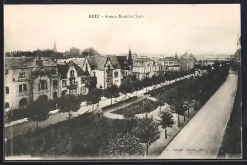AK Metz, Avenue Maréchal Foch avec bâtiments historiques et arbres alignés