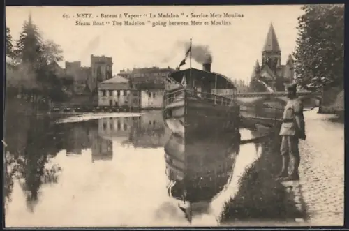 AK Metz, Bateau à vapeur La Madelon sur la rivière avec vue sur la ville et l`église