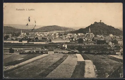 AK Forbach i. Lothr., Vue sur la ville avec collines et tour en arrière-plan