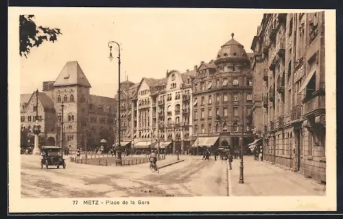 AK Metz, Place de la Gare avec bâtiments historiques et passants