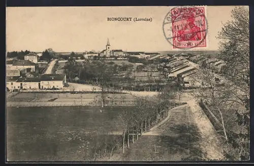 AK Bioncourt /Lorraine, Vue générale du village et de l`église entourée de maisons et d`arbres