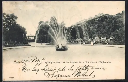 AK Metz, Fontaine à l`Esplanade avec jets d`eau et promeneurs