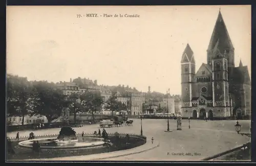 AK Metz, Place de la Comédie avec fontaine et église en arrière-plan