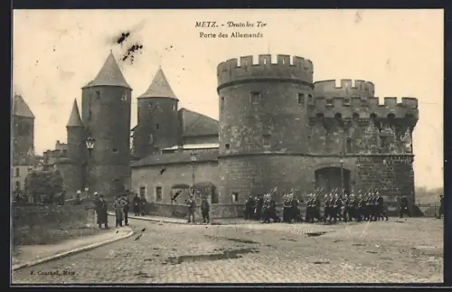 AK Metz, Porte des Allemands avec des soldats en marche