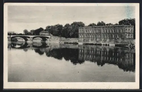 AK Diedenhofen, Hôpital militaire près de la rivière avec pont en arrière-plan