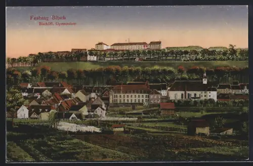 AK Bitsch, Festung und Gymnasium mit Blick auf das Dorf und umliegende Felder