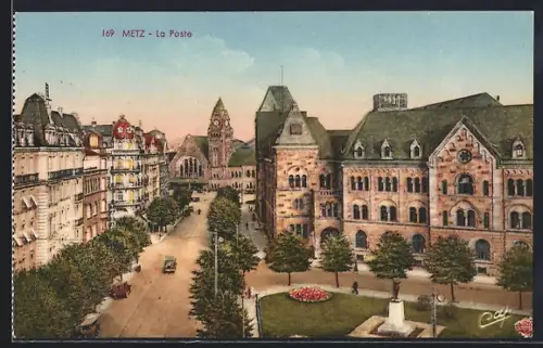 AK Metz, La Poste et la rue animée avec arbres et bâtiments historiques