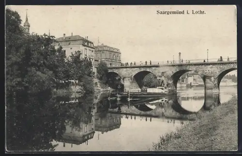 AK Saargemünd i. Lothr, Vue du pont en pierre sur la rivière avec bâtiments en arrière-plan