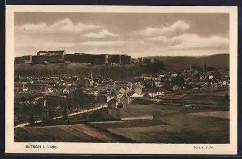 AK Bitsch i. Lothr., Totalansicht der Stadt mit Festung im Hintergrund