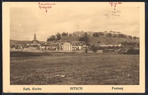 AK Bitsch, Vue de la ville avec l`église catholique et la forteresse en arrière-plan