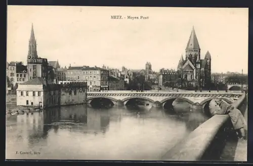 AK Metz, Moyen Pont et vue sur la ville avec église et bâtiments adjacents
